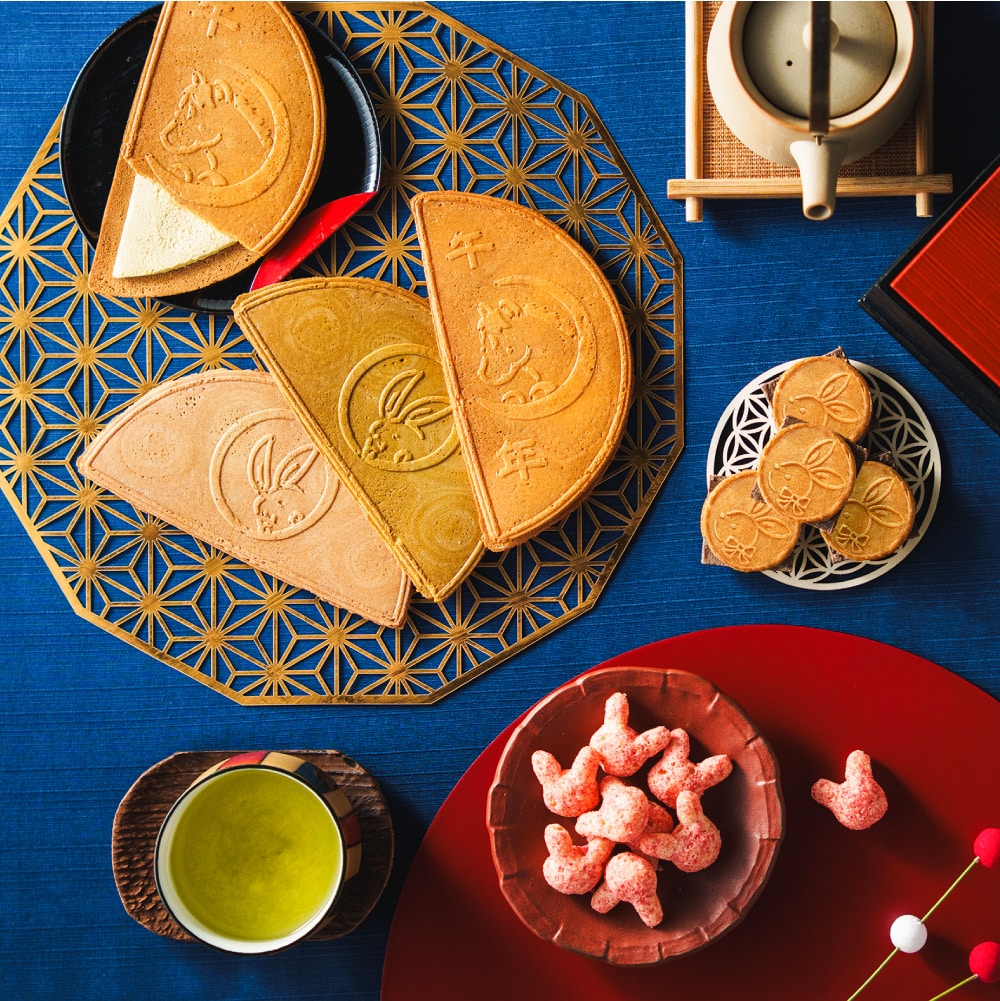 お歳暮 冬ギフト お菓子 ゴーフレット 鎌倉五郎 午年福BOX 福袋 / のし包装メッセージカード不可 鎌倉半月 チョコサンド 半月 和菓子 抹茶 小倉 栗きんとん おせんべい 個包装