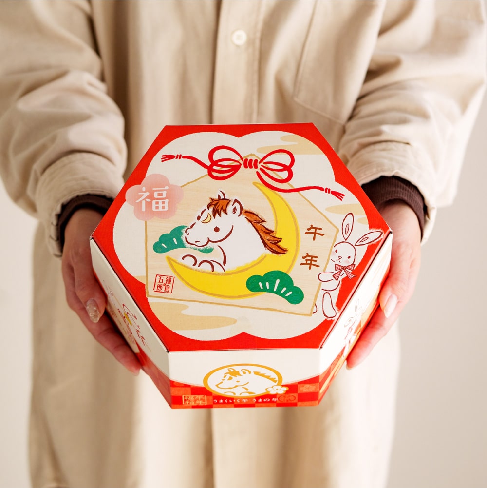 お歳暮 冬ギフト お菓子 ゴーフレット 鎌倉五郎 午年福BOX 福袋 / のし包装メッセージカード不可 鎌倉半月 チョコサンド 半月 和菓子 抹茶 小倉 栗きんとん おせんべい 個包装