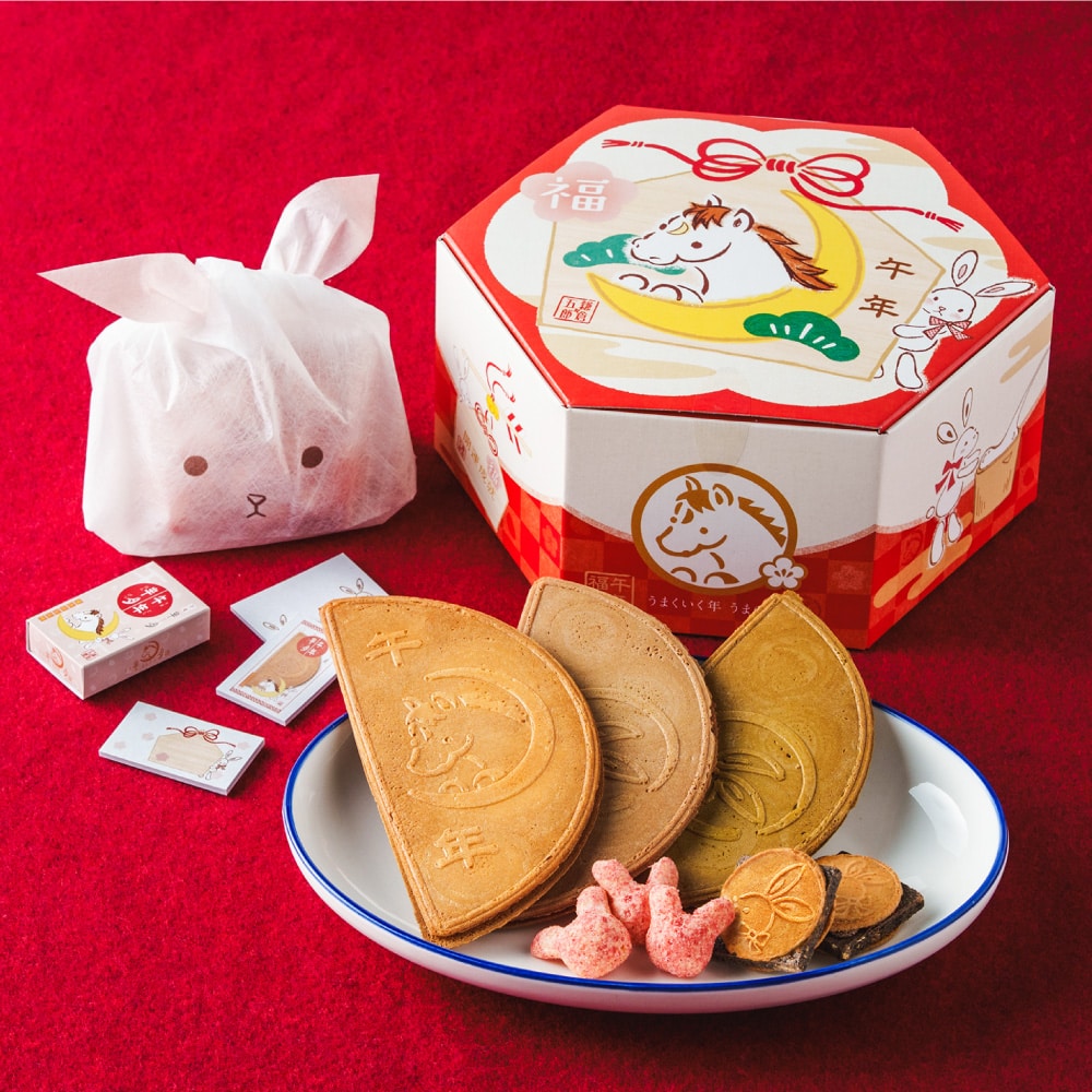 お歳暮 冬ギフト お菓子 ゴーフレット 鎌倉五郎 午年福BOX 福袋 / のし包装メッセージカード不可 鎌倉半月 チョコサンド 半月 和菓子 抹茶 小倉 栗きんとん おせんべい 個包装