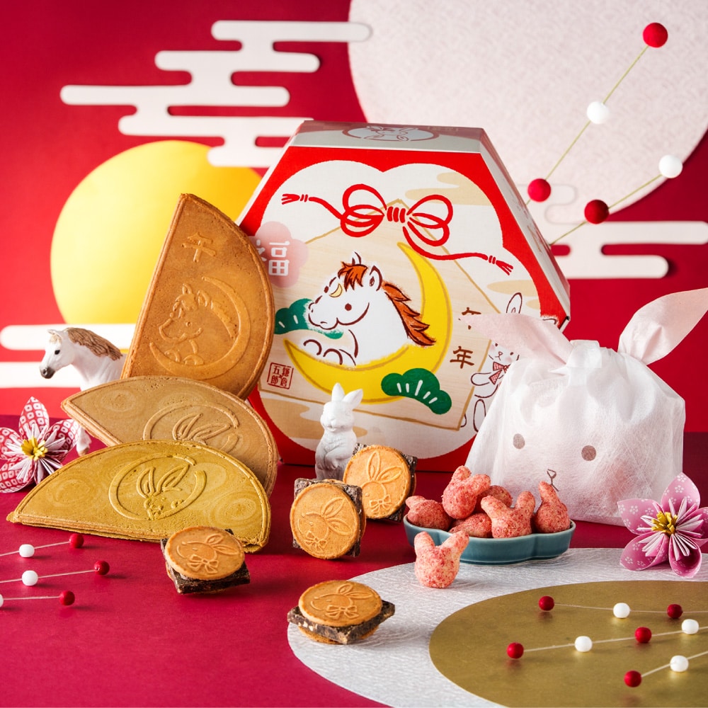 お歳暮 冬ギフト お菓子 ゴーフレット 鎌倉五郎 午年福BOX 福袋 / のし包装メッセージカード不可 鎌倉半月 チョコサンド 半月 和菓子 抹茶 小倉 栗きんとん おせんべい 個包装