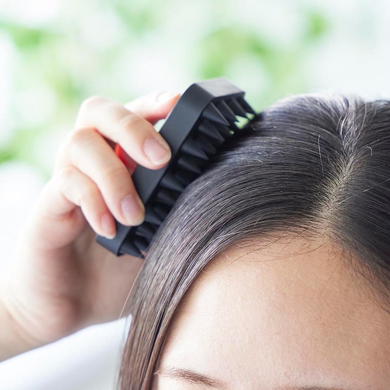 （土・日発送可） マグネット頭皮マッサージブラシ タワー ハードタイプ 山崎実業 公式 tower 1771 1772 ホワイト ブラック