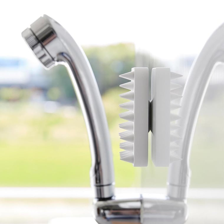 （土・日発送可） マグネット頭皮マッサージブラシ タワー ハードタイプ 山崎実業 公式 tower 1771 1772 ホワイト ブラック