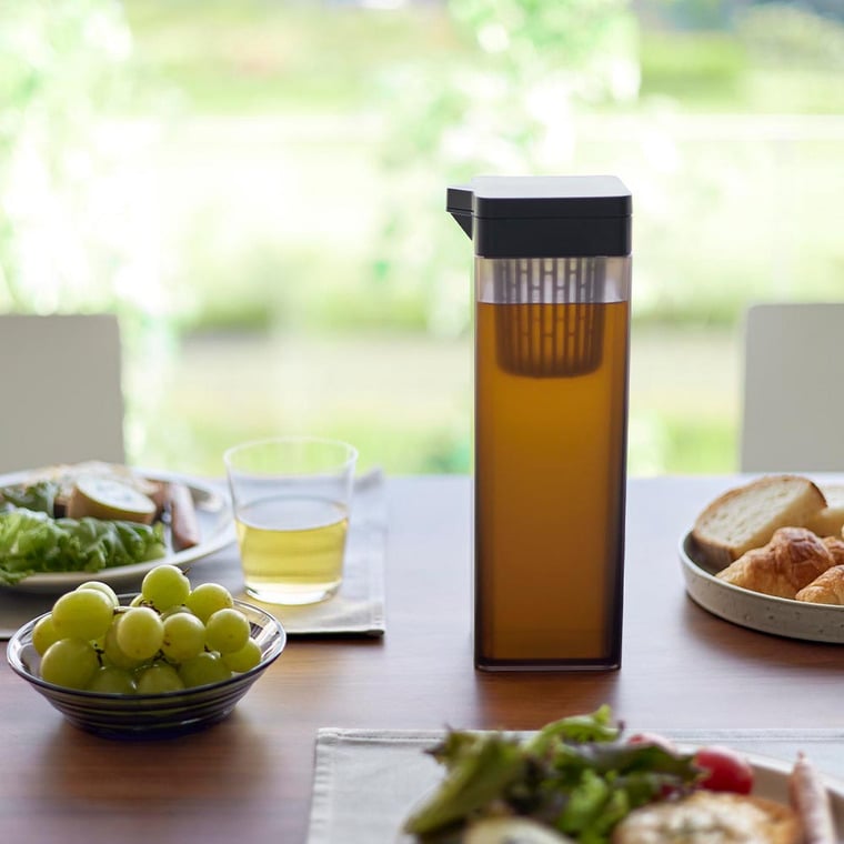 （土・日発送可） 倒して置ける冷水筒 タワー ティーバッグ入れ付き 山崎実業 公式 tower 1749 1750 ホワイト ブラック / 冷蔵庫内 収納 1.2L 送料無料