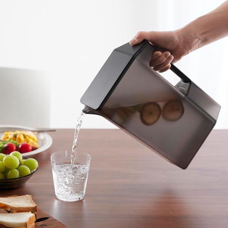 （土・日発送可） ハンドル付きスリム冷水筒 タワー 2L 山崎実業 公式 tower 1816 1817 ホワイト ブラック / 送料無料