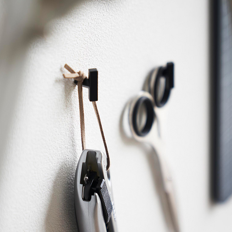 2本の針で抜けにくいフック画鋲 タワー S 4個組 山崎実業 tower 1923 1924 ホワイト ブラック / 石こうボード壁対応 耐荷重 1kg