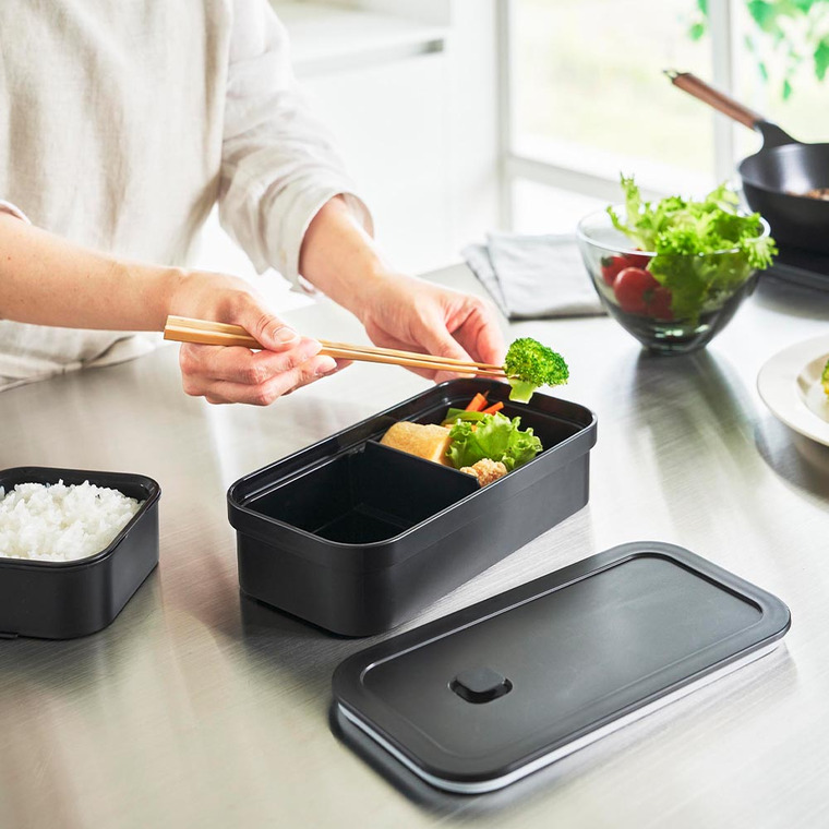 冷凍ごはん用のザルがそのまま入るバルブ付き密閉ランチボックス タワー 山崎実業 公式 tower 1363 1364 ホワイト ブラック / 750mL 弁当箱 保存容器 電子レンジ 食洗機 対応