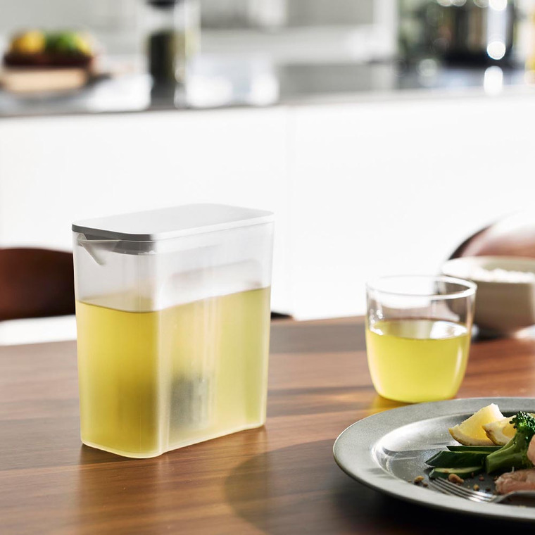 棚に入れられる冷水筒 タワー 1L 山崎実業 公式 tower キッチン 1690 1691 ホワイト ブラック / 1.0L ピッチャー 冷蔵庫内 収納