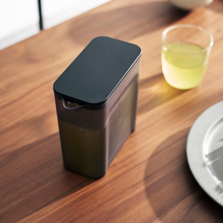 棚に入れられる冷水筒 タワー 1L 山崎実業 公式 tower キッチン 1690 1691 ホワイト ブラック / 1.0L ピッチャー 冷蔵庫内 収納