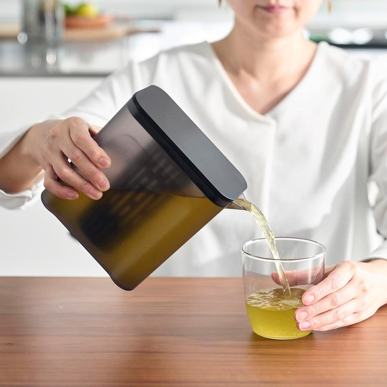 棚に入れられる冷水筒 タワー 1L 山崎実業 公式 tower キッチン 1690 1691 ホワイト ブラック / 1.0L ピッチャー 冷蔵庫内 収納