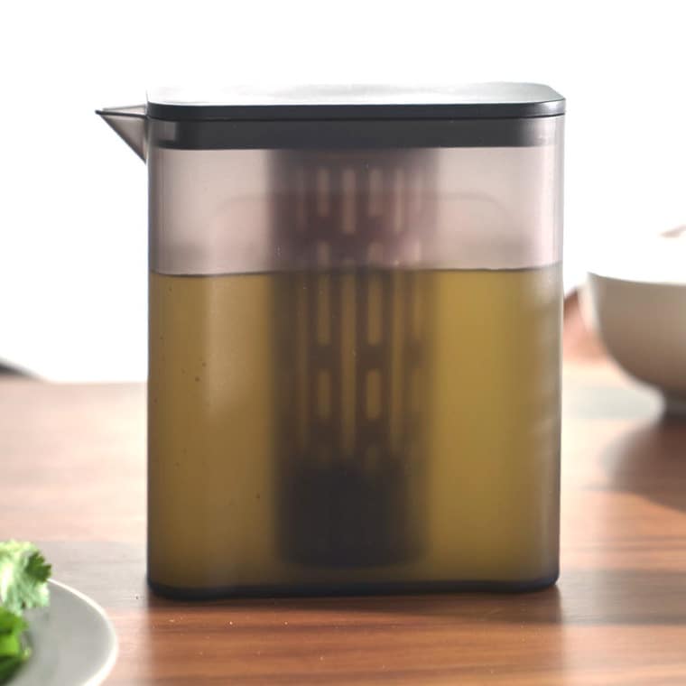 棚に入れられる冷水筒 タワー 1L 山崎実業 公式 tower キッチン 1690 1691 ホワイト ブラック / 1.0L ピッチャー 冷蔵庫内 収納