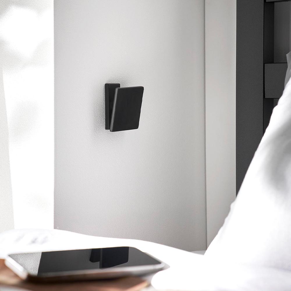 角度が調節できる壁付けスマホホルダー タワー 山崎実業 tower 公式 10434 10435 ホワイト ブラック