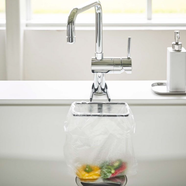 蛇口にかけるポリ袋ホルダー タワー 山崎実業 tower ゴミ箱 ホワイト/ブラック 4825 4826 タワーシリーズ