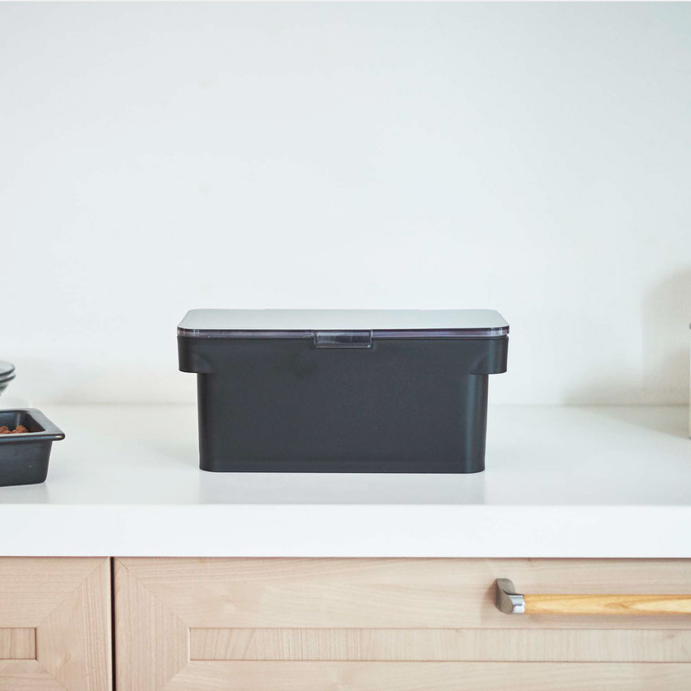 密閉ペットフードストッカー タワー 1.5kg 計量カップ付 山崎実業 tower ホワイト/ブラック 5609 5610 タワーシリーズ