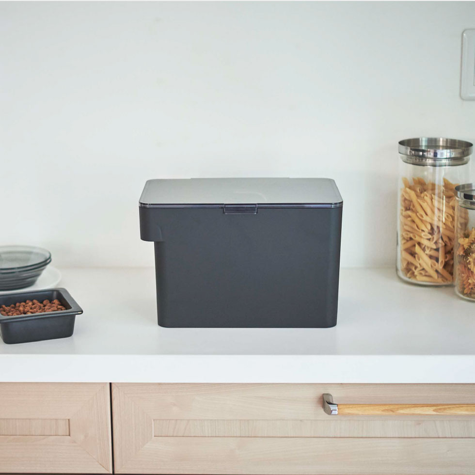 密閉ペットフードストッカー タワー 3.5kg 計量カップ付 山崎実業 tower ホワイト/ブラック 5611 5612 タワーシリーズ