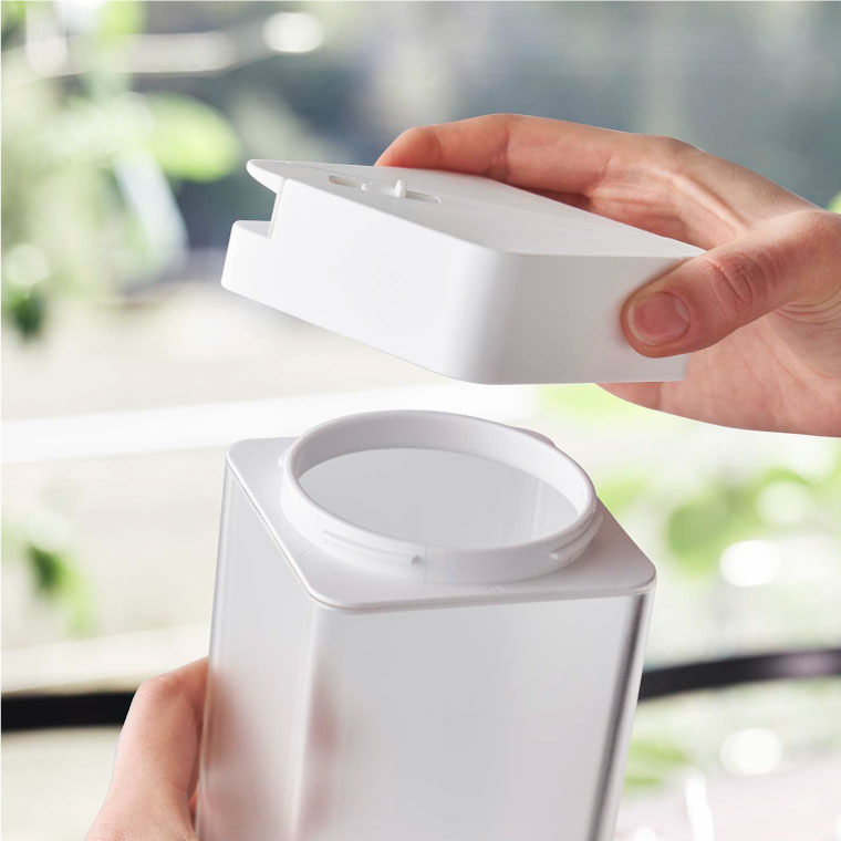 倒して置ける冷水筒 タワー 山崎実業 ホワイト/ブラック 5724 5725