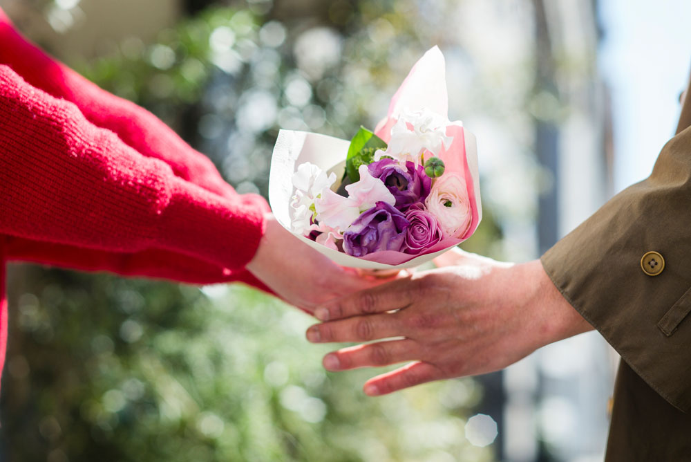 お返しや内祝いなしは非常識 友達の疎遠にもつながるお礼のマナー よみもの The Gift